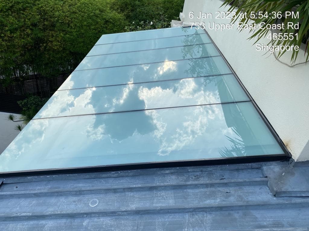 Sealing the gap between a polycarbonate canopy and a wall
