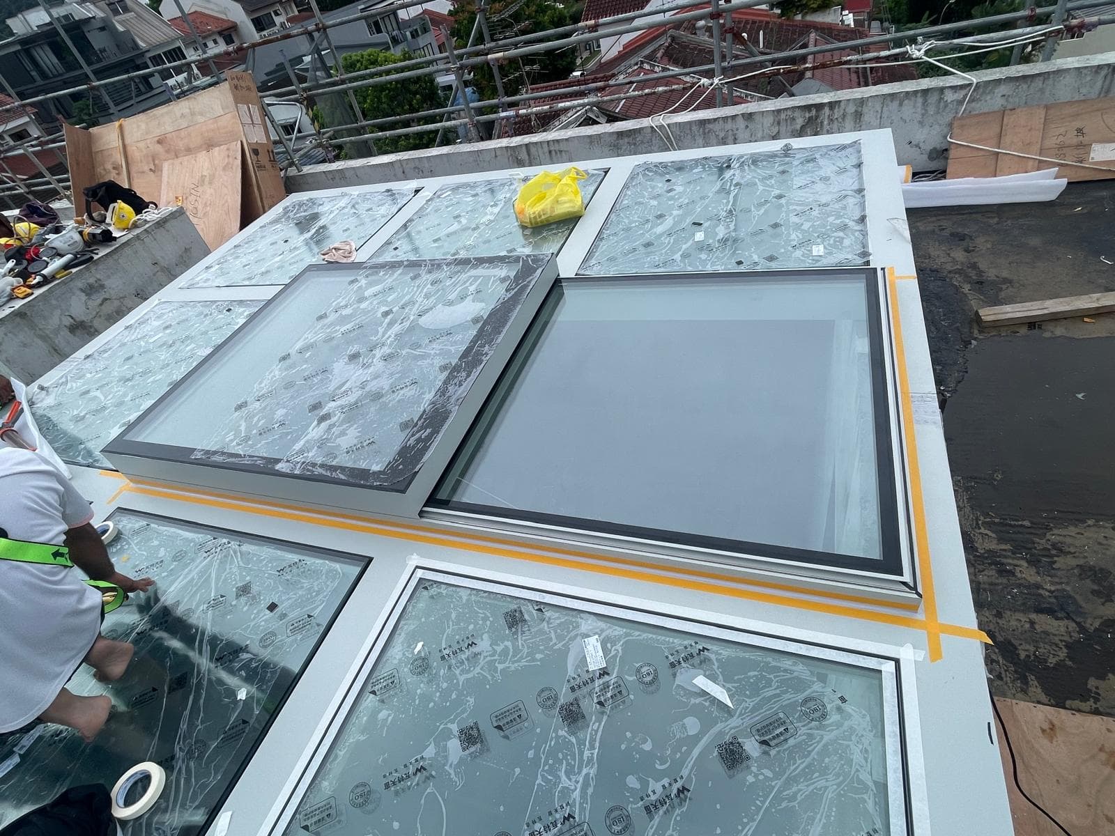 Replacing silicone between two glass canopy panels